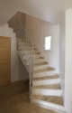 L'escalier vers les chambres, sobre et élégant