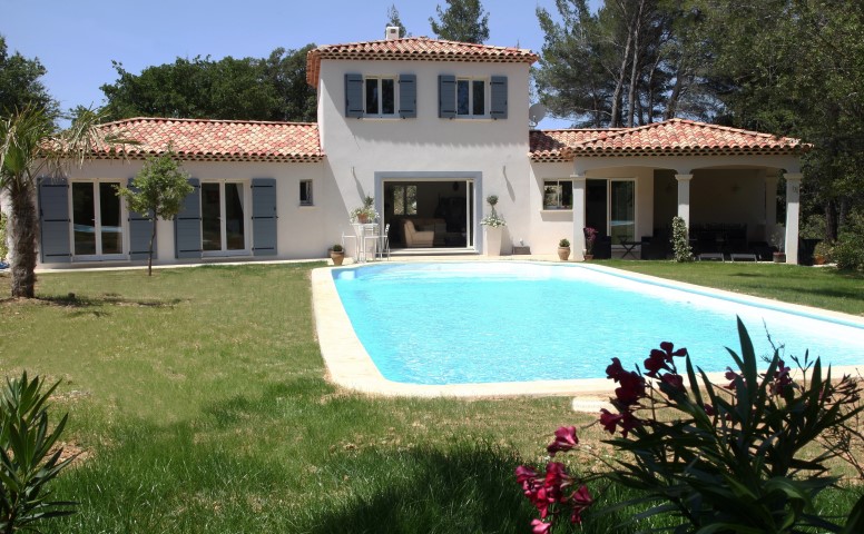 La façade sud, très ouverte avec un grand galandage plongeant sur la piscine