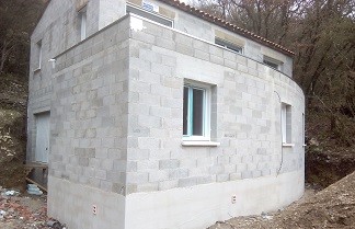 Une maison semi-enterrée avec un toit terrasse arrondi